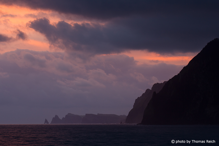 Sonnenuntergang mit Regenwolken, Nordküste Madeira