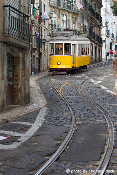 Fahrt Straßenbahn 28, Alfama in Lissabon