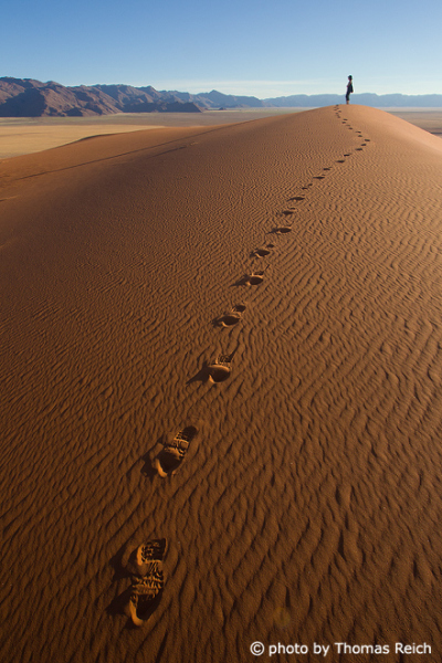 Wandern auf Sanddünen in Namibia
