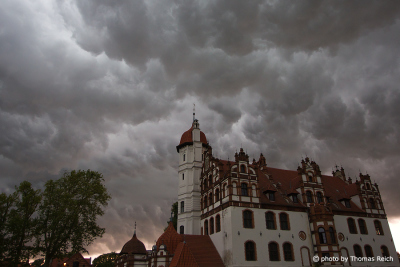 Schloss Basedow mit Gewitterwolken