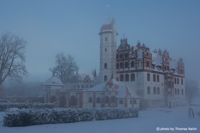 Schloss Basedow mit Schnee und Nebel