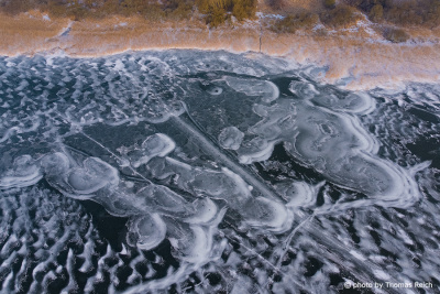 Muster auf Eisfläche vom Malchiner See