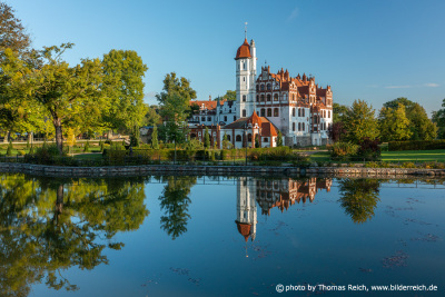 Schloss spiegelt sich im Dorfteich, Basedow