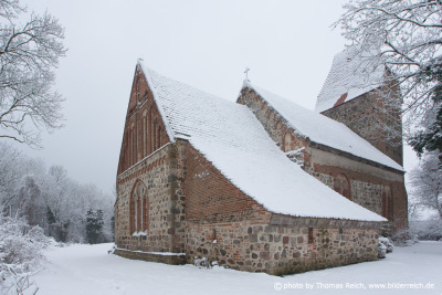 Verschneite Dorfkirche Bülow im Winter
