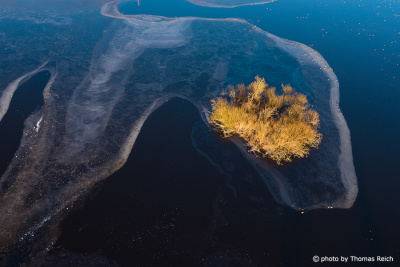 Insel im zugefrorenen See
