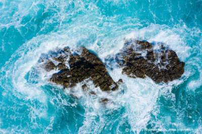 Wellen umspülen Felsen
